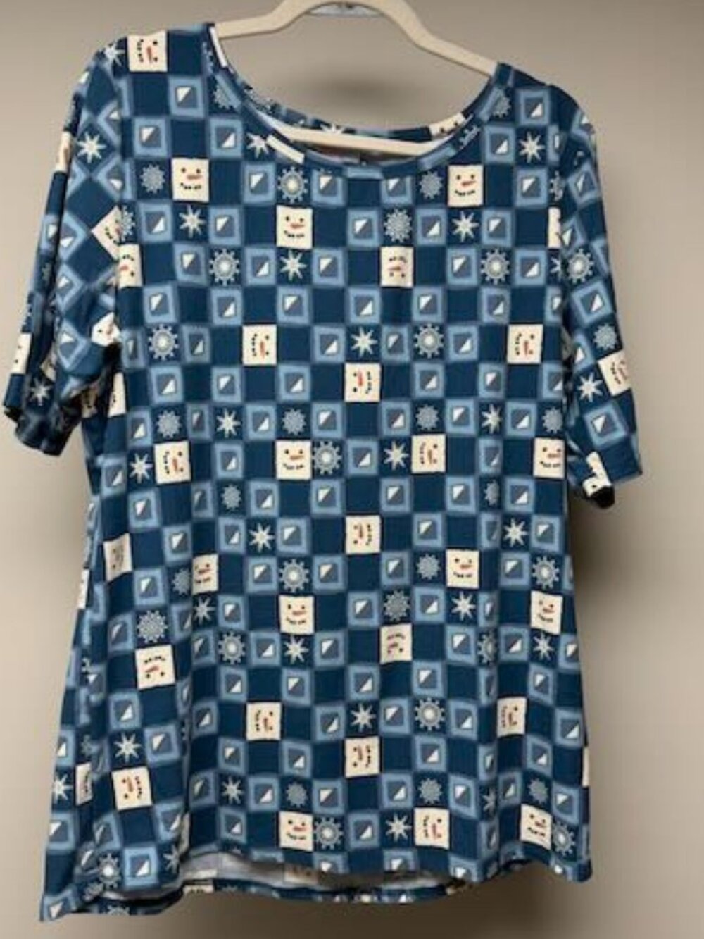 Women's LuLaRoe Classic tee size 3X (fits like a 2X) - Christmas/winter scene.